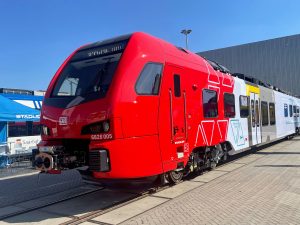 Dvoučlánkový Stadler FLIRT Akku, dvouzdrojová jednotka kombinující pohon z trolejí a baterie. Foto: Jan Sůra / Zdopravy.cz