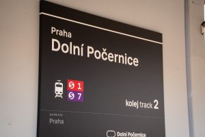 Zastávka Praha-Dolní Počernice se stala pilotním vlakovým nádražím pro testování nových navigačních prvků Čitelné Prahy. Foto: PID