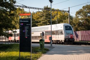 Zastávka Praha-Dolní Počernice se stala pilotním vlakovým nádražím pro testování nových navigačních prvků Čitelné Prahy. Foto: PID