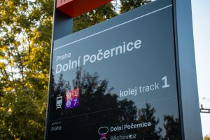 Zastávka Praha-Dolní Počernice se stala pilotním vlakovým nádražím pro testování nových navigačních prvků Čitelné Prahy. Foto: PID