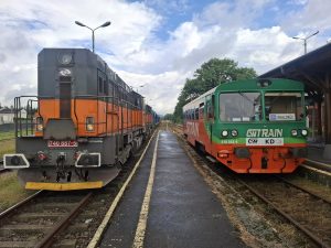 Nákladní vlak se štěrkem z Polska do Česka a motorový vůz 810 společnosti GW Train Regio. Foto: Aleš Šamaj