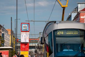 Na zastávkách na pražské Palmovce se testuje nové podoba zastávkových informací na označnících. Foto: PID