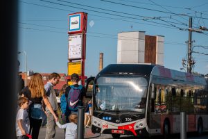 Na zastávkách na pražské Palmovce se testuje nové podoba zastávkových informací na označnících. Foto: PID