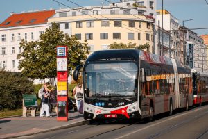 Na zastávkách na pražské Palmovce se testuje nové podoba zastávkových informací na označnících. Foto: PID