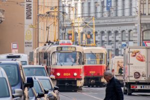 Pražské tramvaje a různé typy transparentů se zastávkami. Foto: PID