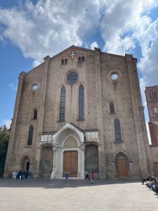 Boloňa fotbal před bazilikou San Francesco