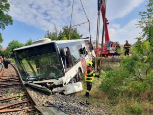 Vyprošťování autobusu po nehodě v Karlových Varech (19. 9. 2024). Pramen: Správa železnic