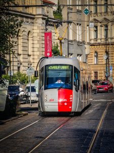 Pražské tramvaje a různé typy transparentů se zastávkami. Foto: Anlex