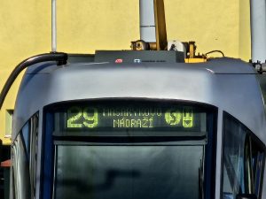 Pražské tramvaje a různé typy transparentů se zastávkami. Foto: Anlex