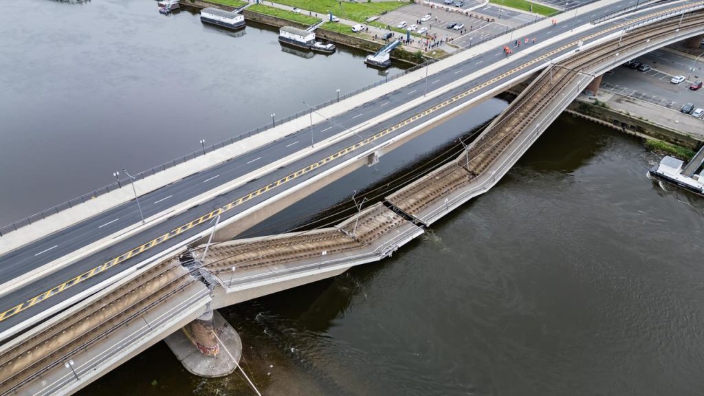 Demoliční práce na zbytcích tramvajovém mostu Carolabrücke v Drážďanech. Foto: Die Sachsen