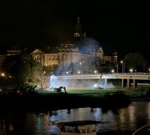 Demoliční práce na zbytcích tramvajovém mostu Carolabrücke v Drážďanech. Foto: Die Sachsen