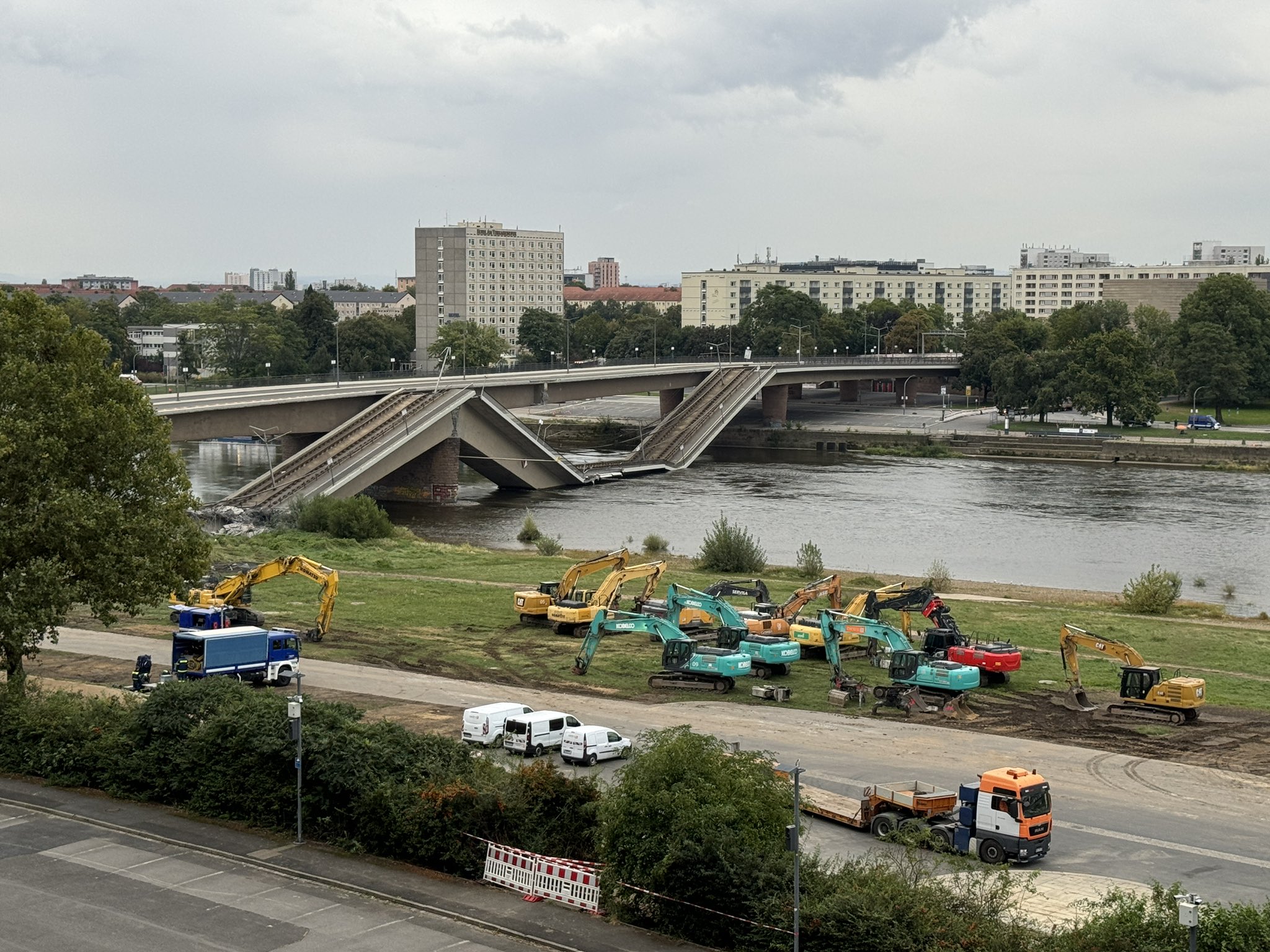 Demoliční práce na zbytcích tramvajovém mostu Carolabrücke v Drážďanech. Foto: Die Sachsen