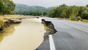 Povodněmi poškozená komunikace na Jesenicku. Foto: ŘSD