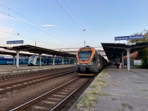 Vlak Leo Expressu na nádraží v Ostravě-Kunčicích.
Foto: Zdopravy.cz / Vojtěch Očadlý