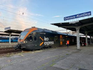 Vlak Leo Expressu na nádraží v Ostravě-Kunčicích.
Foto: Zdopravy.cz / Vojtěch Očadlý