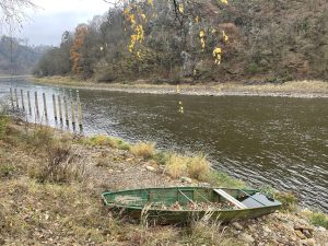 Vltava (vzdutí Orlíku) pod vodním dílem Kořensko často trpí nedostatkem vody. Autor: Zdopravy.cz/Jan Šindelář