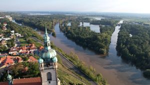 Pohled na soutok Labe a Vltavy a Vraňansko-hořínský plavební kanál u Mělníka během nejvyšší hladiny Labe 18. 9. 2024. Autor: Tomáš Kolařík / Plavba a vodní cesty o.p.s.