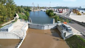 Protipovodňová vrata přístavu Mělník během nejvyšší hladiny Labe 18. 9. 2024. Autor: Tomáš Kolařík / Plavba a vodní cesty o.p.s.