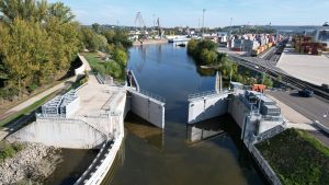 Otevírání protipovodňových vrat přístavu Mělník po poklesu hladiny Labe 23. 9. 2024. Autor: Tomáš Kolařík / Plavba a vodní cesty o.p.s.