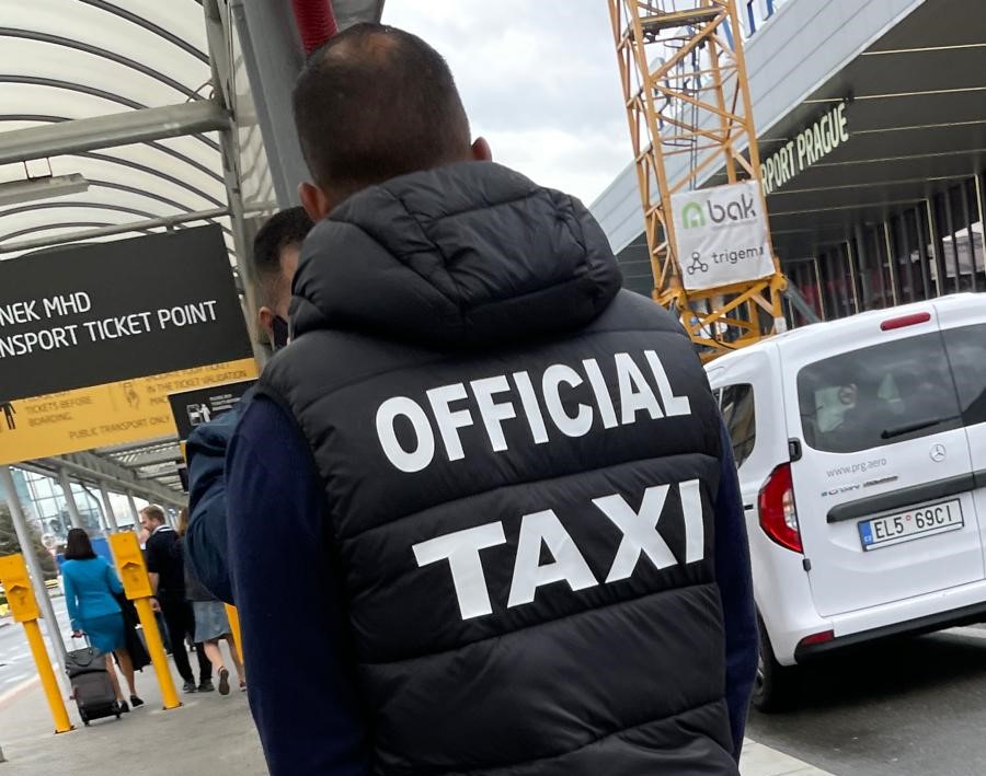 Naháněč taxislužby na letišti. Foto: Zdopravy.cz