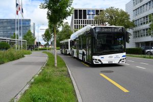 Elektrobus s přívěsem. Foto: Zugerland Verkehr