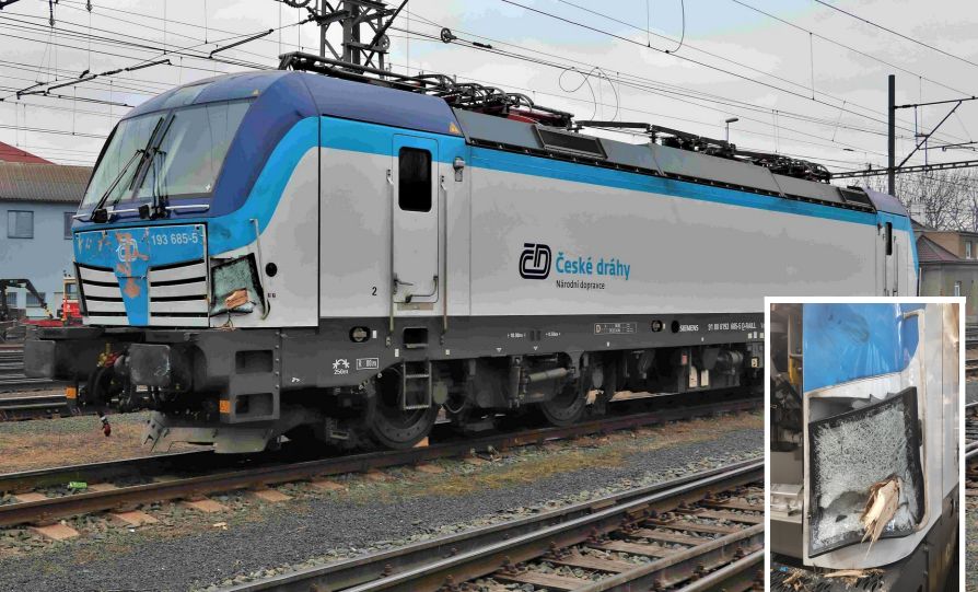 Poškozená lokomotiva Siemens Vectron po srážce se stromem. Foto: České dráhy / Drážní inspekce