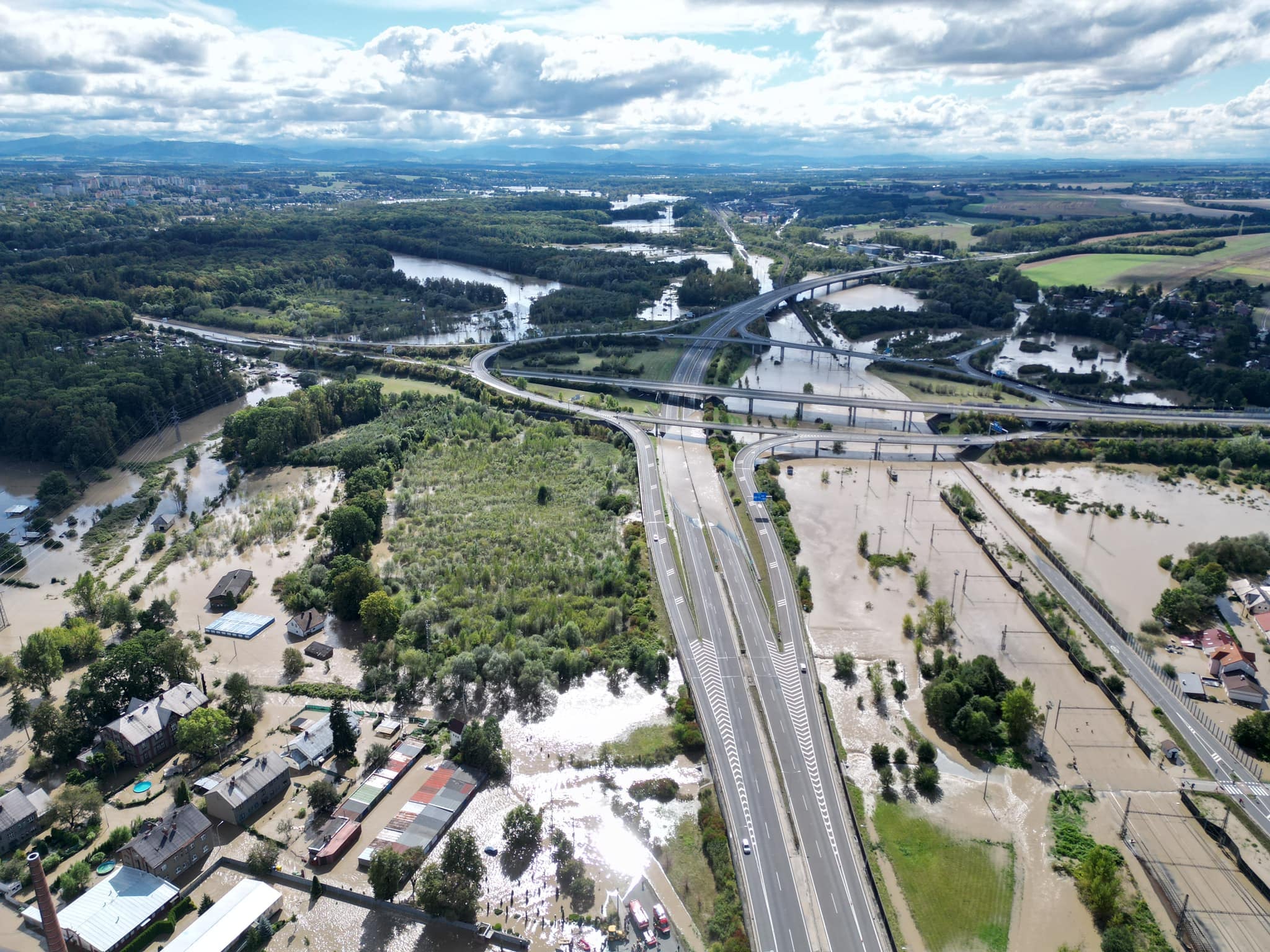 Zatopená dálnice D1 a železniční koridor u stanice Ostrava-Svinov. Foto: Martin Florek