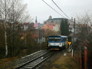 Motorový vůz 810 na mostě přes Ohři v Lokti. Foto: Daniel Dobeš / Mapy.cz