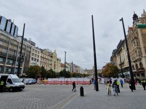 Sloupy s upevněním trakčního vedení ve střední části Václavského náměstí. Foto: Zdopravy.cz