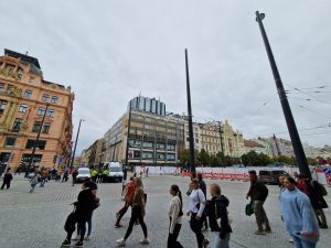 Sloupy s upevněním trakčního vedení ve střední části Václavského náměstí. Foto: Zdopravy.cz