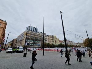 Sloupy s upevněním trakčního vedení ve střední části Václavského náměstí. Foto: Zdopravy.cz