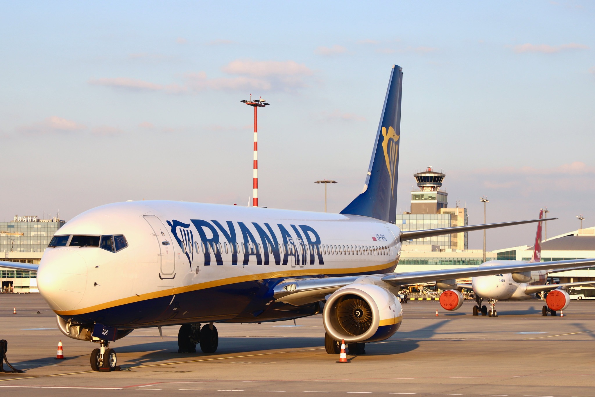 Boeing 737-800 letecké společnosti Ryanair v Praze. Foto: Letiště Praha