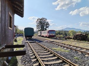 První vlak ve stanici Úštěk horní nádraží po 46 letech. Foto: Zubrnická museální železnice