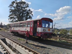 První vlak ve stanici Úštěk horní nádraží po 46 letech. Foto: Zubrnická museální železnice