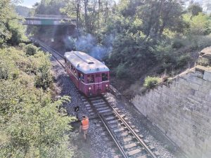 První vlak ve stanici Úštěk horní nádraží po 46 letech. Foto: Zubrnická museální železnice