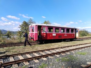 První vlak ve stanici Úštěk horní nádraží po 46 letech. Foto: Zubrnická museální železnice