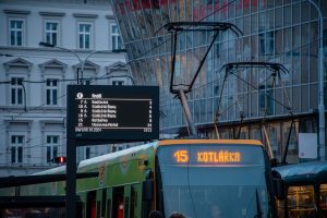 Digitální odjezdové panely na pražských tramvajových a autobusových zastávkách. Foto: PID