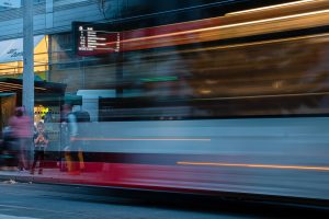 Digitální odjezdové panely na pražských tramvajových a autobusových zastávkách. Foto: PID