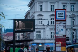 Digitální odjezdové panely na pražských tramvajových a autobusových zastávkách. Foto: PID