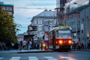 Digitální odjezdové panely na pražských tramvajových a autobusových zastávkách. Foto: PID