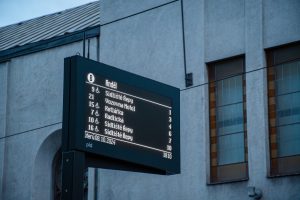 Digitální odjezdové panely na pražských tramvajových a autobusových zastávkách. Foto: PID