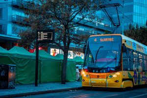 Digitální odjezdové panely na pražských tramvajových a autobusových zastávkách. Foto: PID