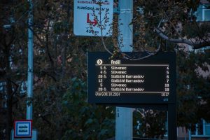 Digitální odjezdové panely na pražských tramvajových a autobusových zastávkách. Foto: PID