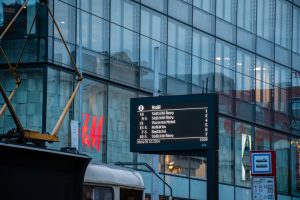 Digitální odjezdové panely na pražských tramvajových a autobusových zastávkách. Foto: PID