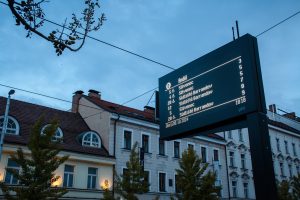 Digitální odjezdové panely na pražských tramvajových a autobusových zastávkách. Foto: PID