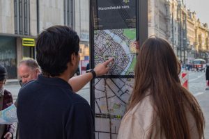 Obelisk nové nové komplexní pěší navigace v centru. Foto: PID