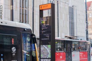 Obelisk nové nové komplexní pěší navigace v centru. Foto: PID