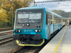 Jednotka 845 společnosti Arriva vlaky na rychlíkové lince R14 ve stanici Děčín východ. Foto: Jan Sůra / Zdopravy.cz