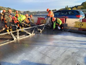 Pokládka UHPC betonu na Barrandovském mostě. Foto: TSK