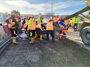 Pokládka UHPC betonu na Barrandovském mostě. Foto: TSK